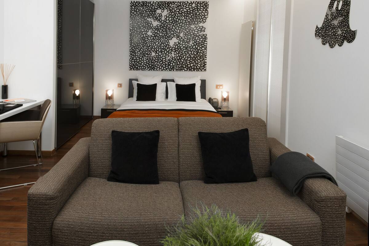 Deluxe Double Room Studio | Hypo-allergenic bedding available, minibar, in-room safe, desk