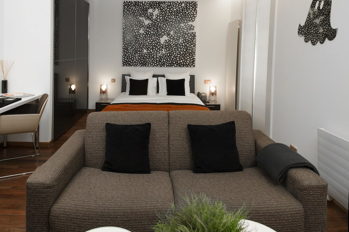 Deluxe Double Room Studio | Hypo-allergenic bedding, minibar, in-room safe, desk