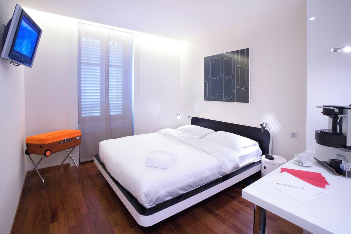 Standard Single Room, 1 Queen Bed | Hypo-allergenic bedding available, minibar, in-room safe, desk