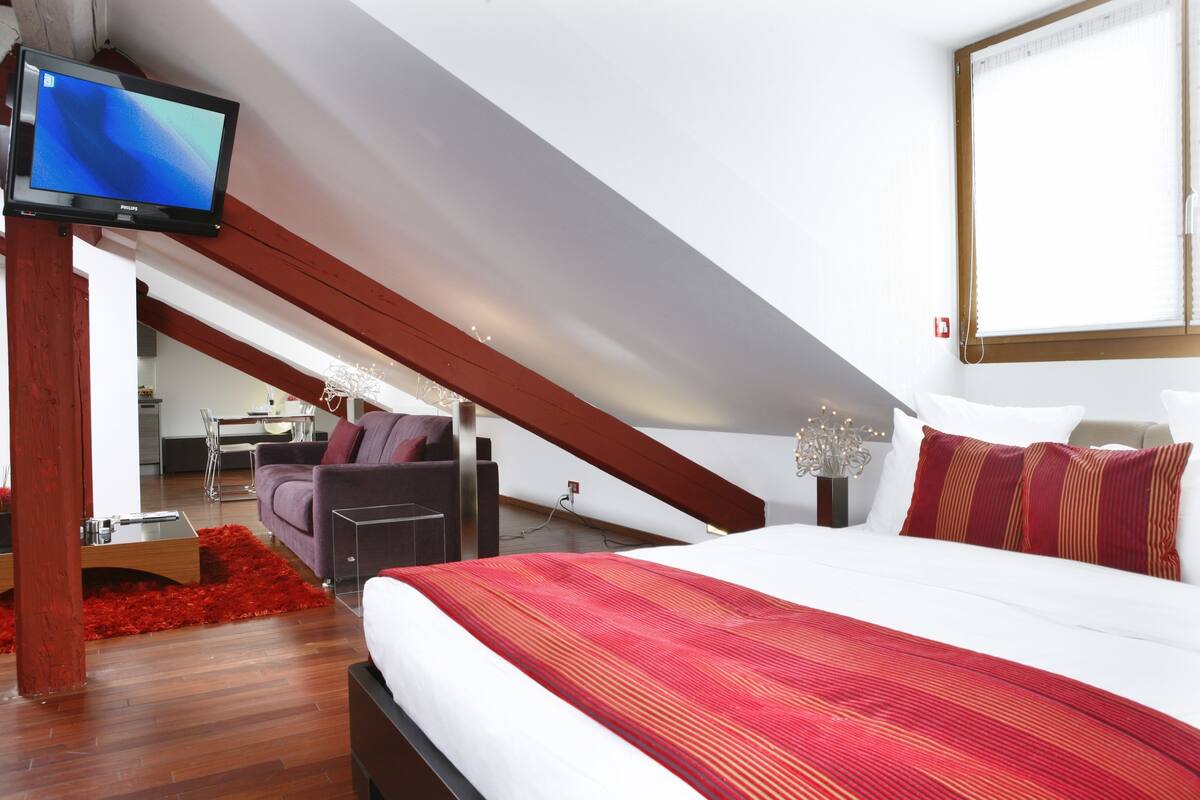 Loft Suite | Hypo-allergenic bedding available, minibar, in-room safe, desk