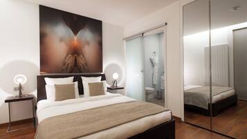 Hypo-allergenic bedding, minibar, in-room safe, desk