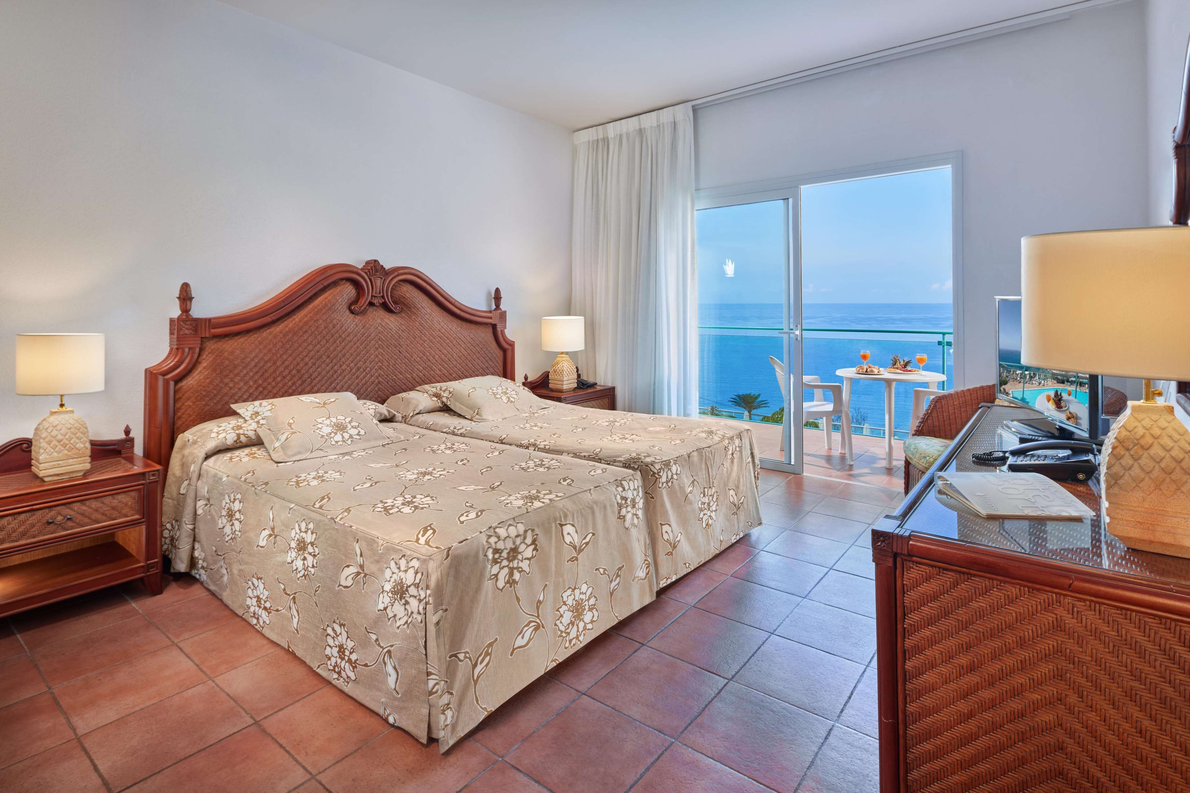 premium bedding, minibar, in-room safe, blackout curtains