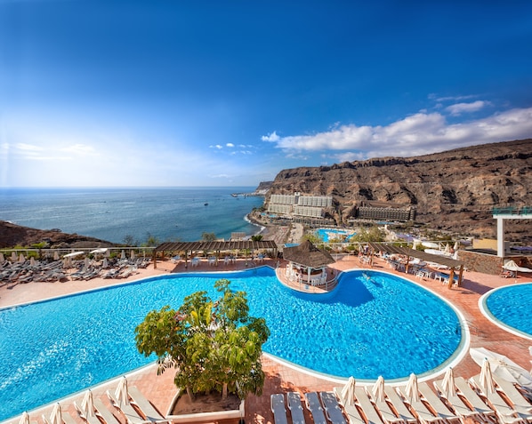 2 piscines extérieures, chaises longues