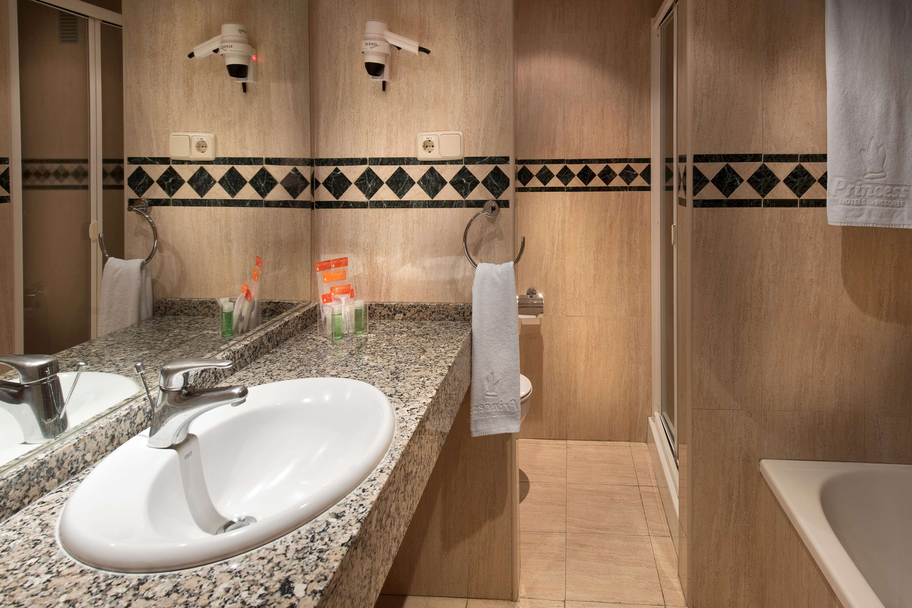 combined shower/bathtub, deep-soaking bathtub, free toiletries