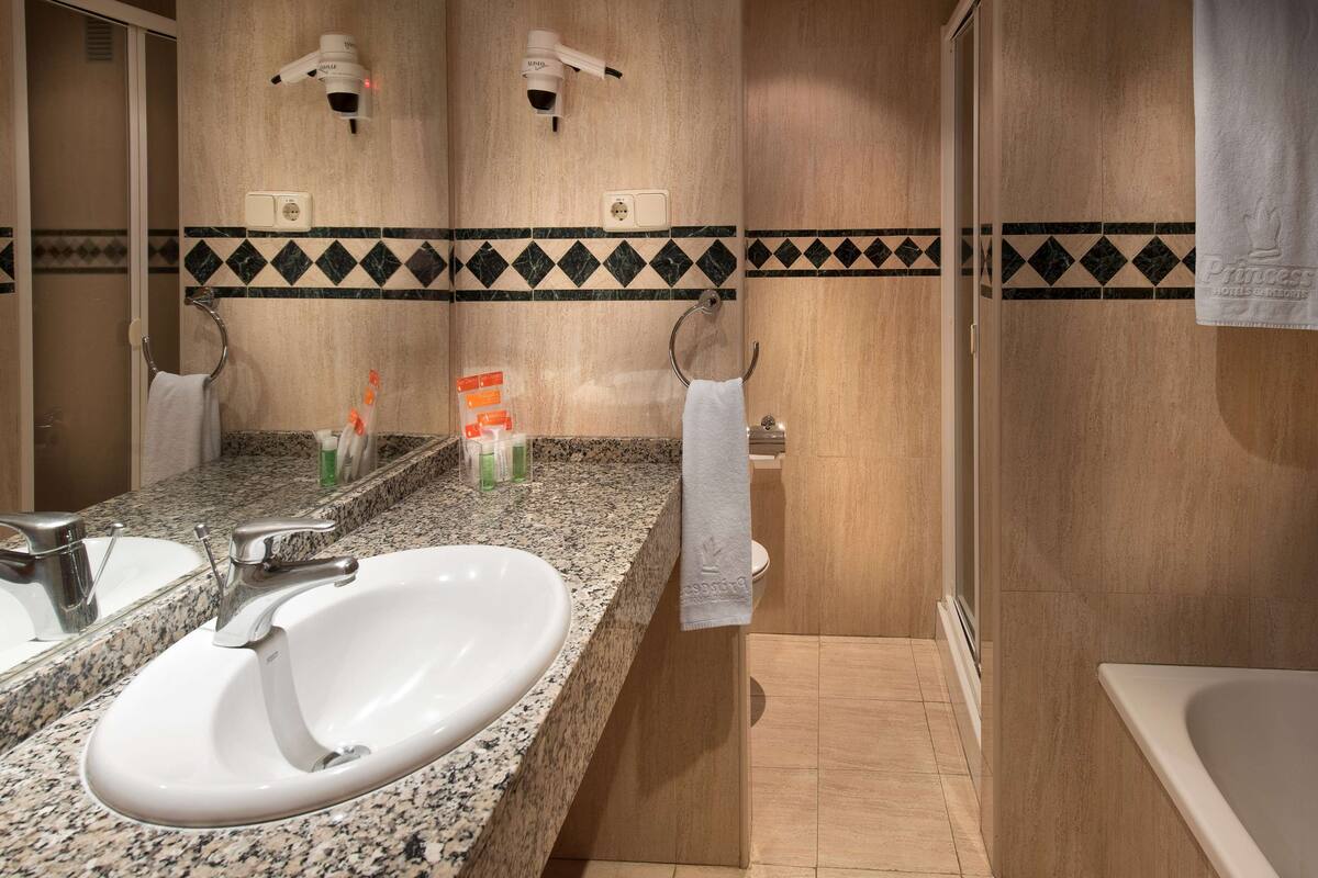 combined shower/bathtub, deep-soaking bathtub, free toiletries