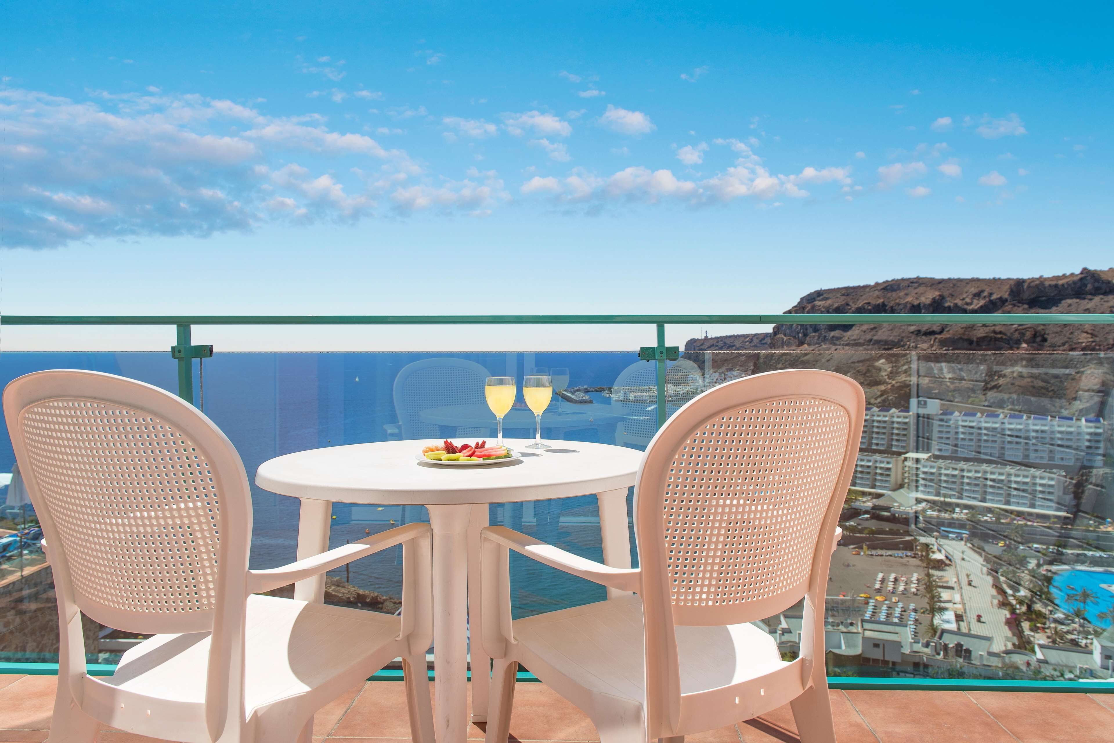 premium bedding, minibar, in-room safe, blackout curtains