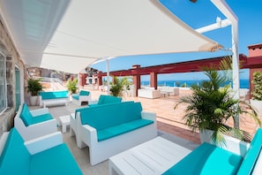 2 bars/lounges, 2 poolside bars