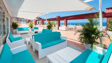 2 bars, 2 bars en bord de piscine