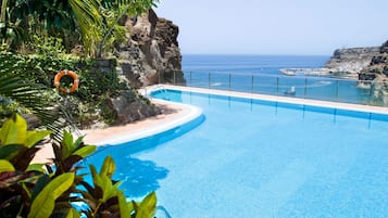 2 outdoor pools, sun loungers