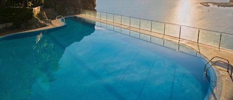2 outdoor pools, sun loungers