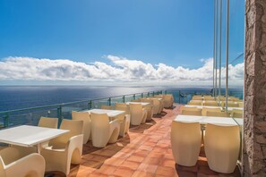2 bars/lounges, 2 poolside bars