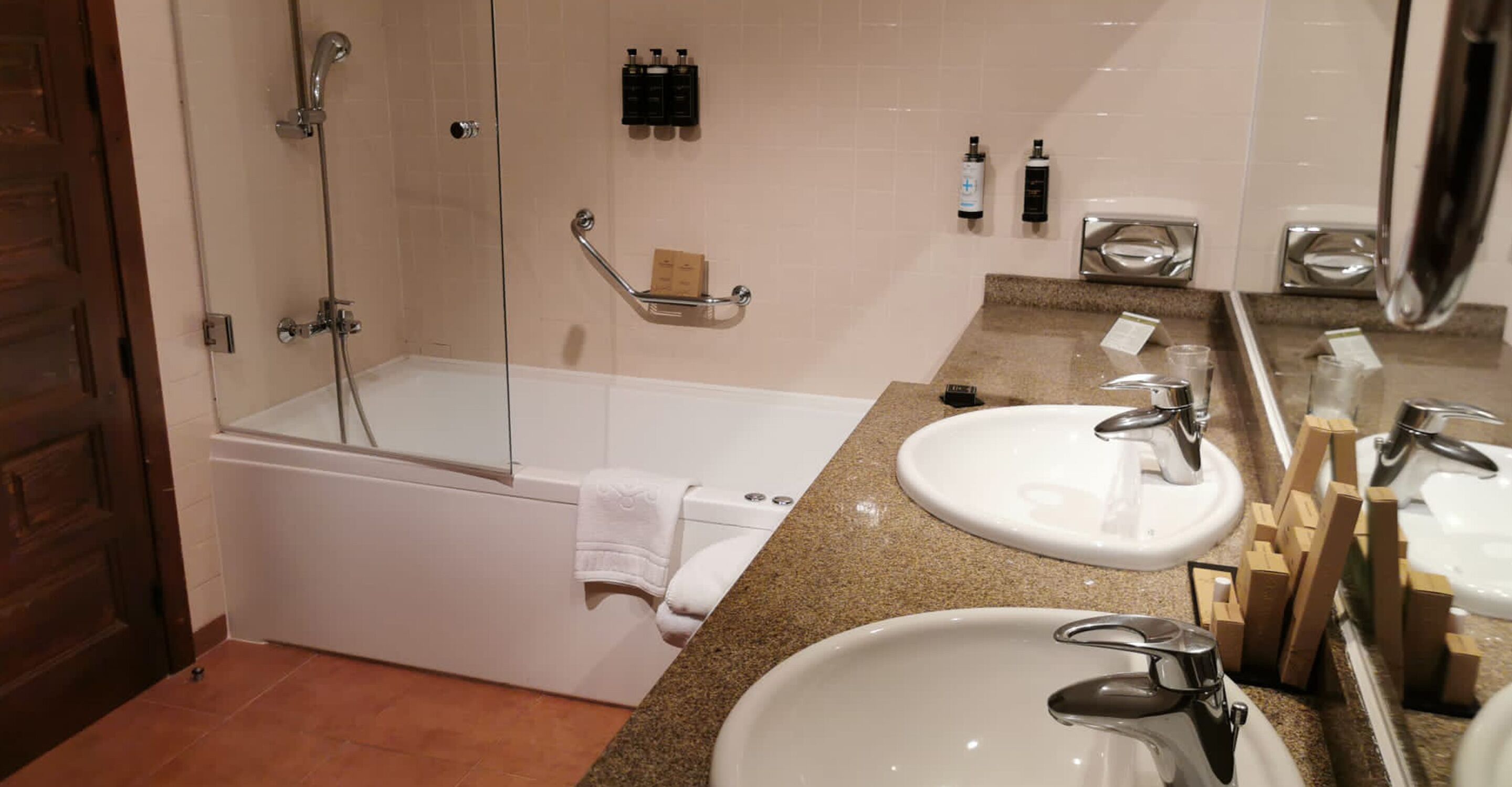 combined shower/bathtub, rainfall showerhead, free toiletries