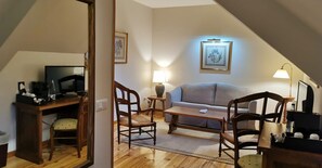 Junior Suite | Living area | TV, pay movies - Parador De Bielsa (Bielsa)