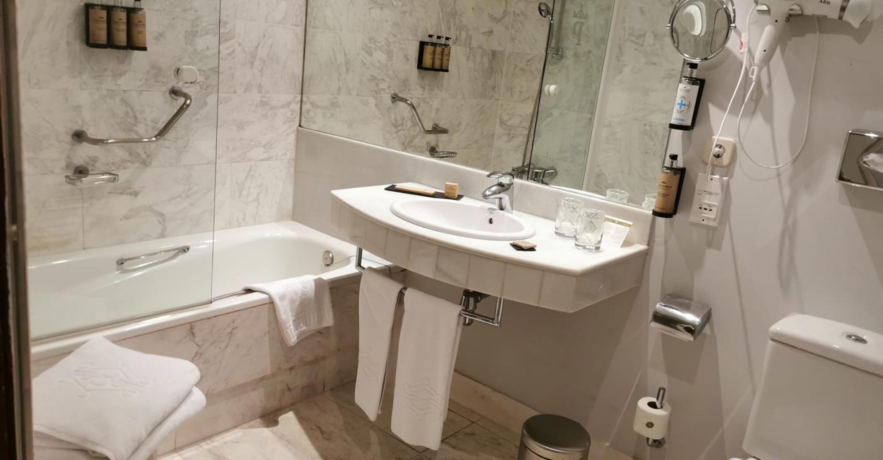 standard twin room | bathroom | combined shower/bathtub, rainfall showerhead, free toiletries