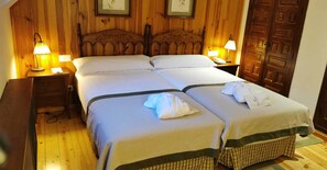 Minibar, in-room safe, desk, soundproofing - Parador De Bielsa (Bielsa)