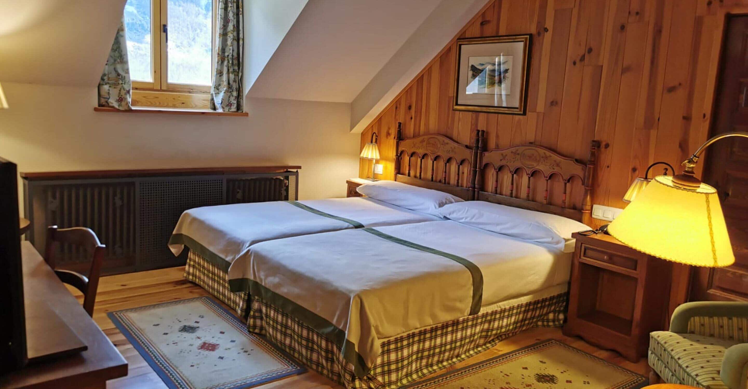 standard twin room | minibar, in-room safe, desk, soundproofing