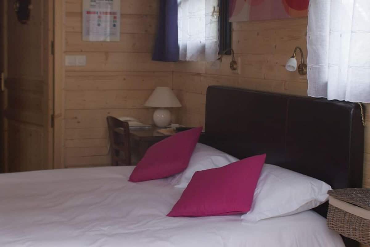 16 bedrooms, in-room safe, desk, blackout drapes