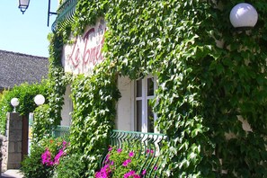 Front of property - Auberge La Tomette, The Originals Relais (Vitrac)