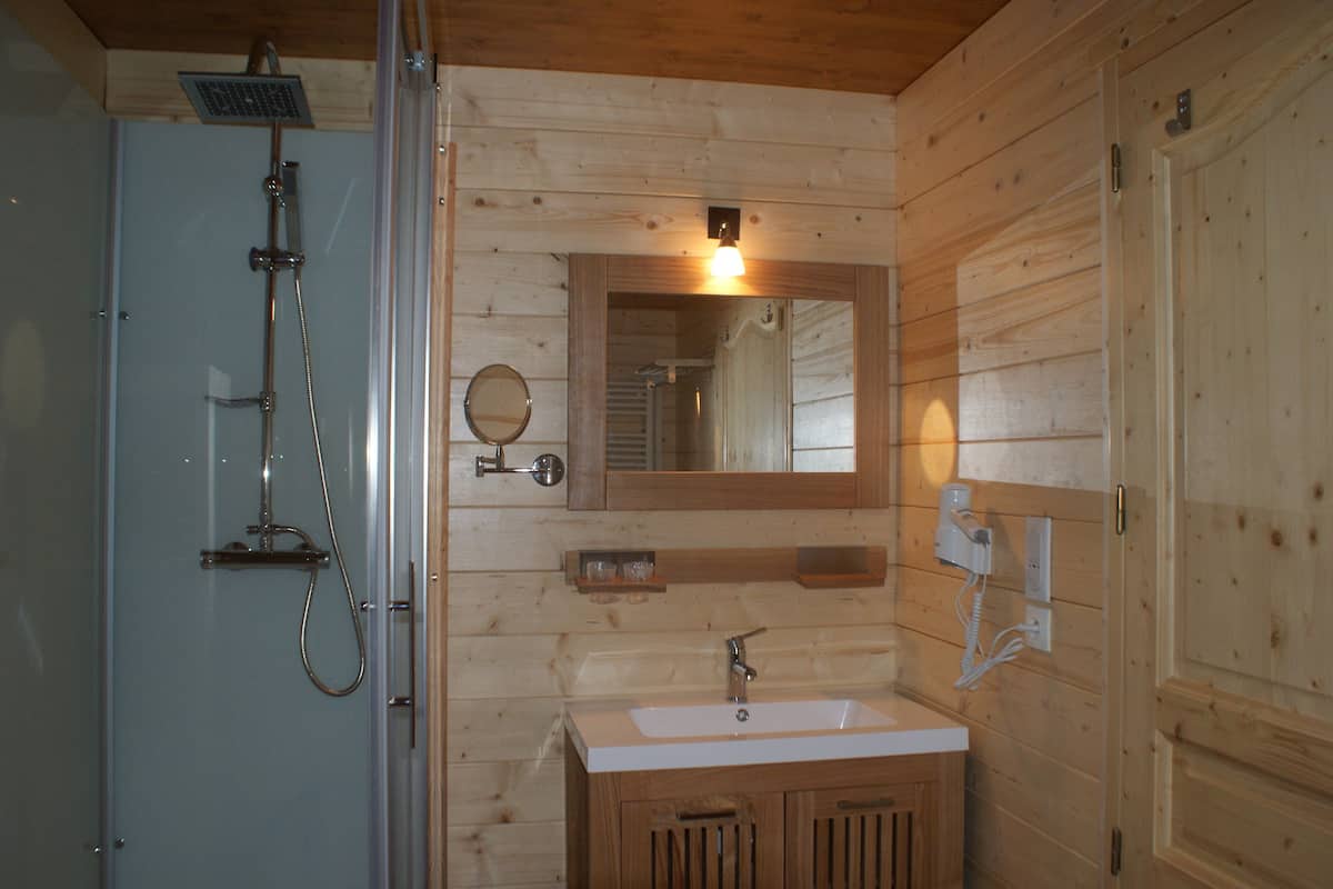 roulotte, 1-2 personnes | bathroom | free toiletries, hair dryer, towels