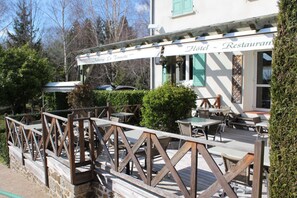 Frühstück, Abendessen, französische Küche, Blick auf den Pool