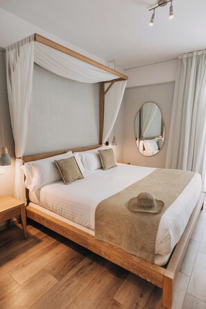 Habitación doble superior, terraza, vistas a la piscina | Minibar con artículos gratuitos, caja fuerte, escritorio