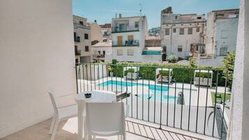 Habitación doble superior, Terraza, vista a la alberca | Vista del balcón