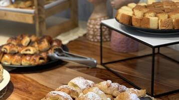 Une variété de viennoiseries et de pains étaient exposés sur des tables et un présentoir.