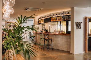 Quầy bar bên hồ bơi