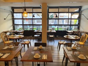 Desayuno autoservicio gratuito y diario