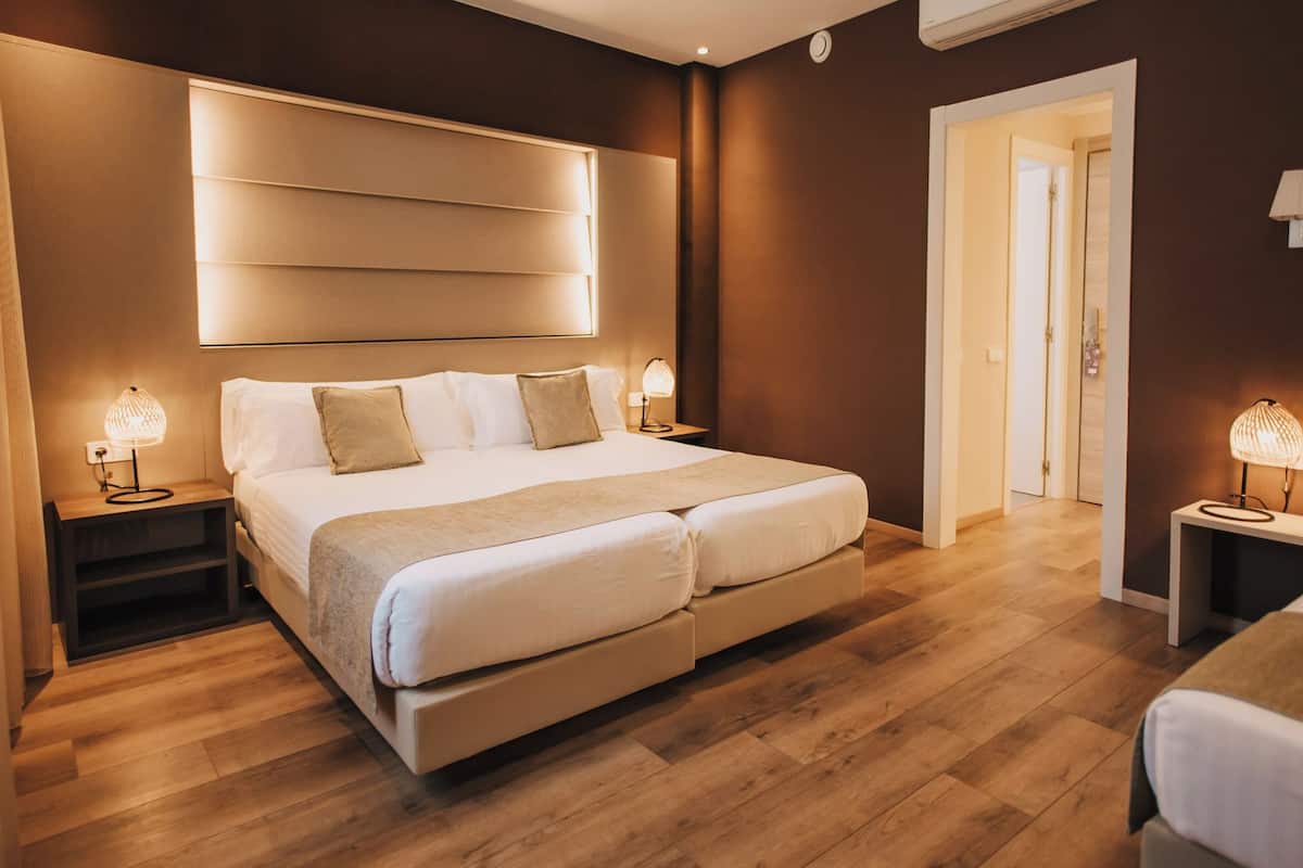 triple room | 1 bedroom, free minibar, in-room safe, desk
