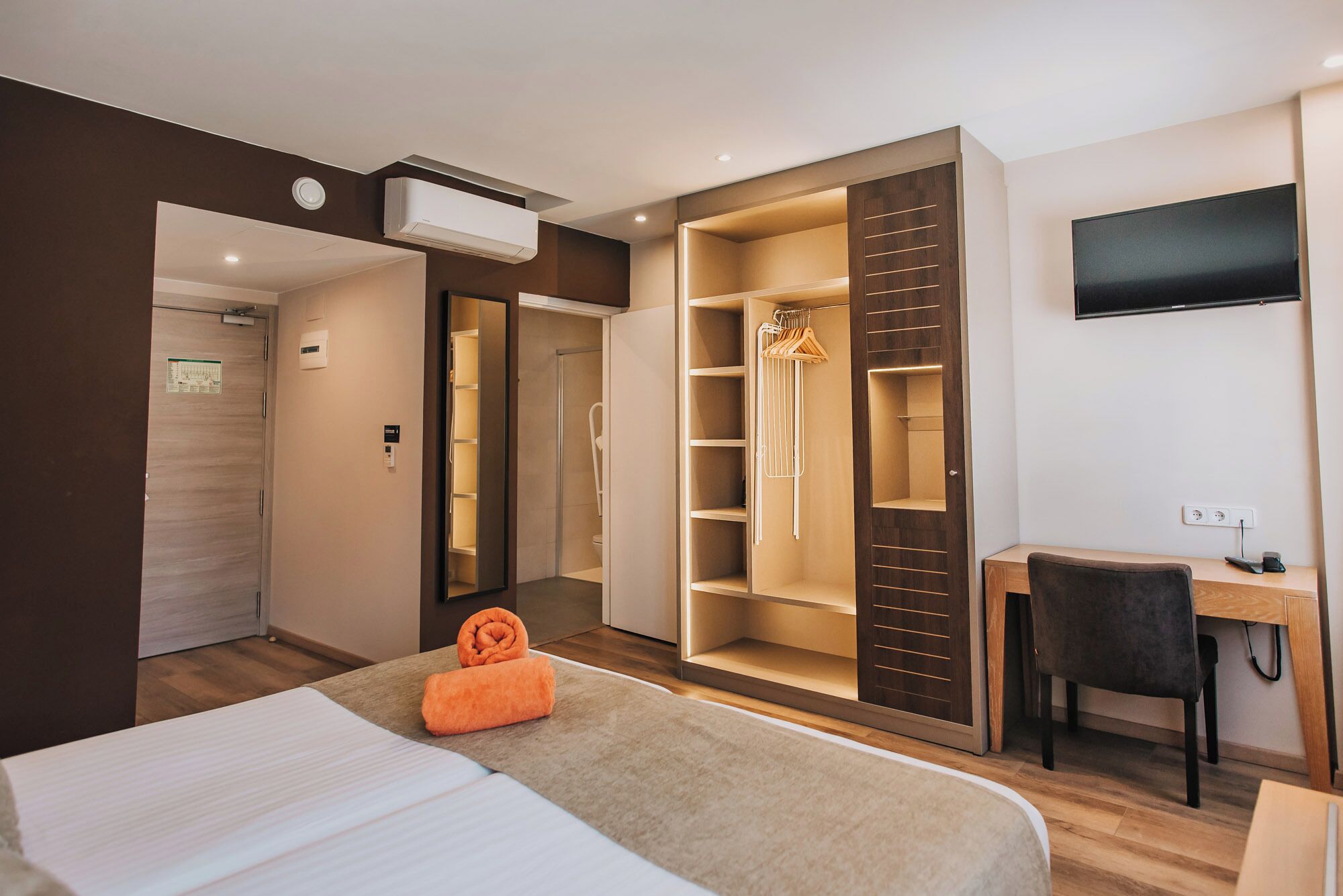 standard double room | 1 bedroom, free minibar, in-room safe, desk