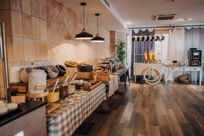 Petit déjeuner en libre-service compris tous les jours