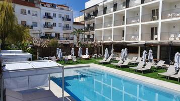 Seasonal outdoor pool, pool umbrellas, sun loungers