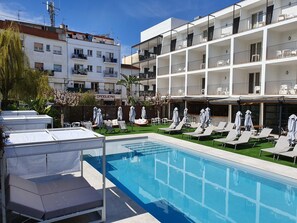 Piscine extérieure (ouverte en saison), parasols de plage