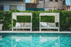 Piscina stagionale all'aperto, ombrelloni da piscina, lettini