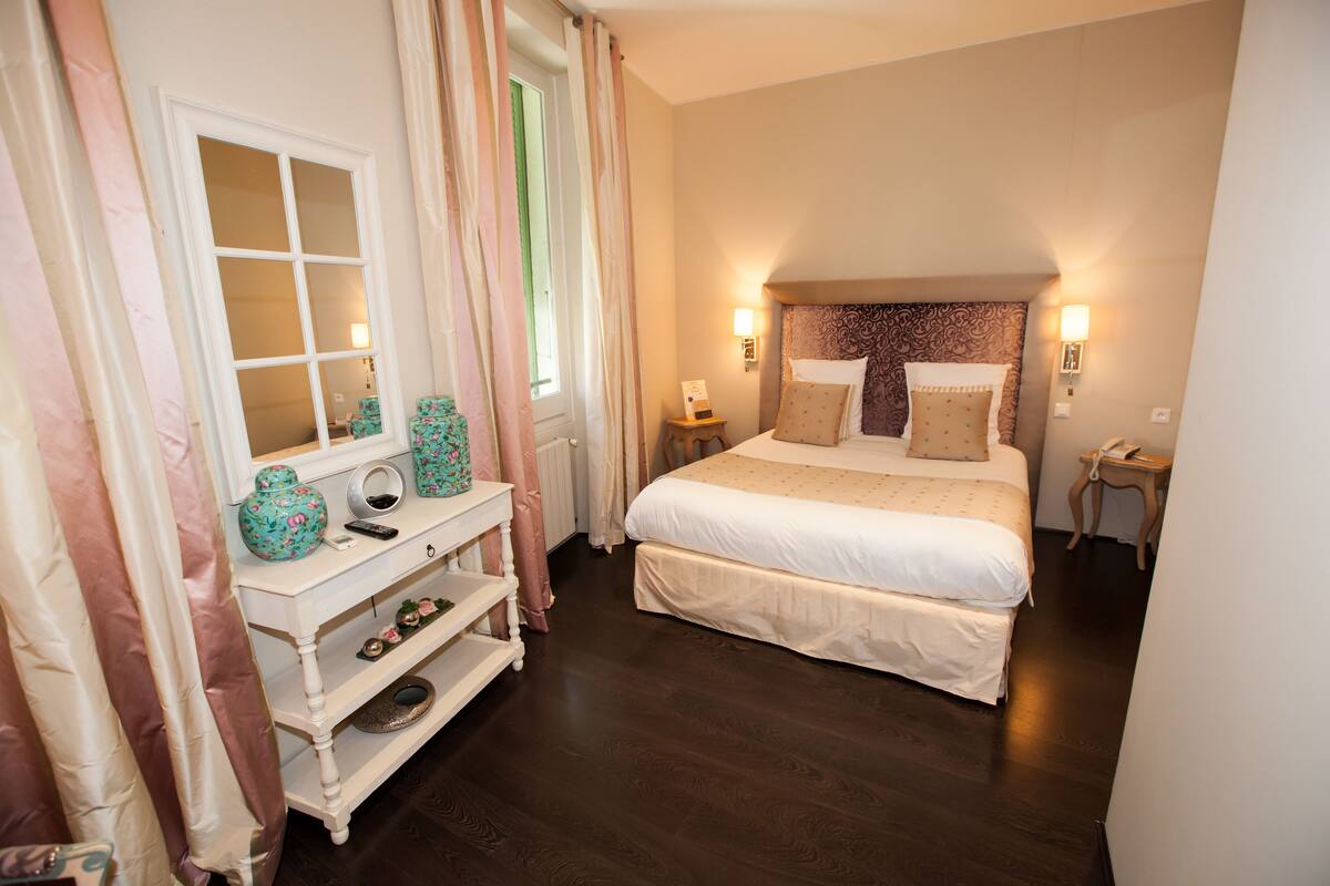 Junior Suite (Elegance) | Premium bedding, in-room safe, soundproofing, bed sheets