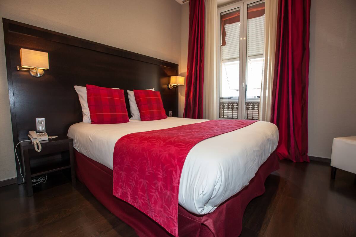 Junior Suite | Premium bedding, in-room safe, soundproofing, bed sheets