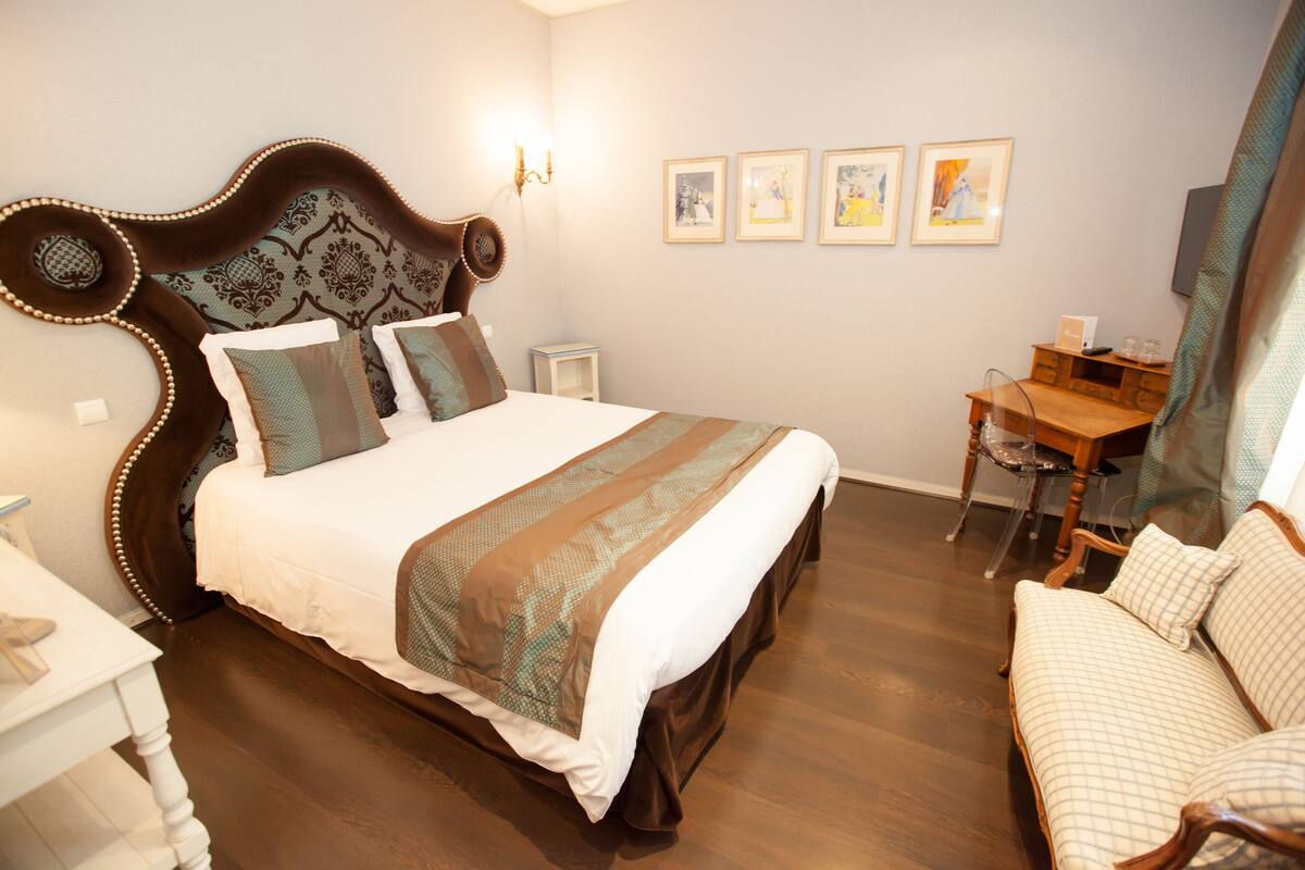 Premium bedding, in-room safe, soundproofing, bed sheets