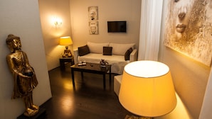 Junior Suite (Zen ) | Living area | 1-inch flat-screen TV with digital channels, TV - Hôtel Paris Rome (Menton)