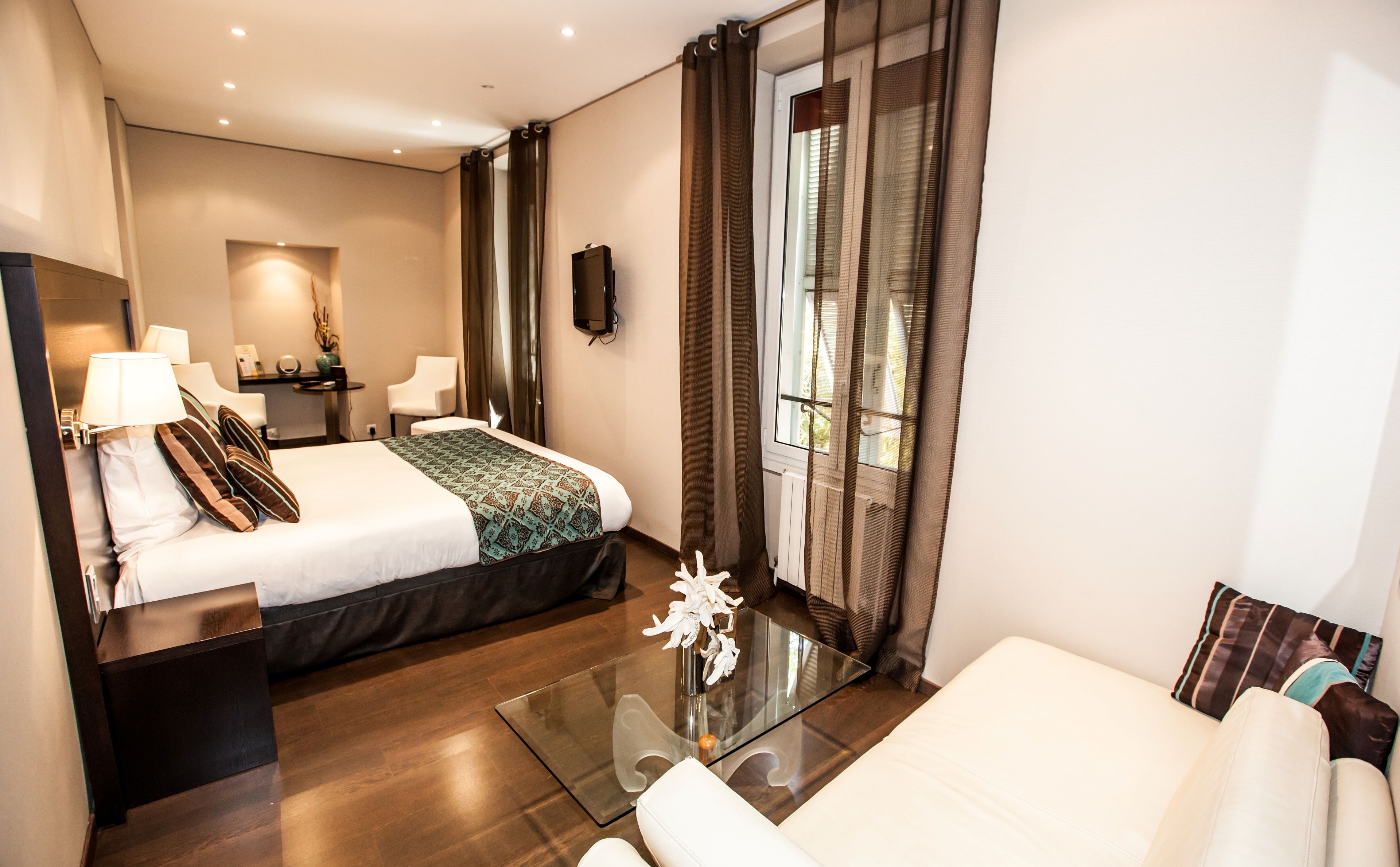 Junior-Suite, 1 King-Bett, Whirlpool | Hochwertige Bettwaren, Zimmersafe, schallisolierte Zimmer, Bettwäsche