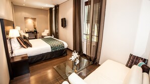 Junior Suite, 1 King Bed, Hot Tub | Premium bedding, in-room safe, soundproofing, bed sheets - Hôtel Paris Rome (Menton)