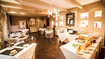 Petit déjeuner buffet (14 EUR par personne)