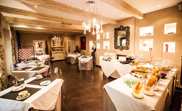 Petit déjeuner buffet servi tous les jours en supplément
