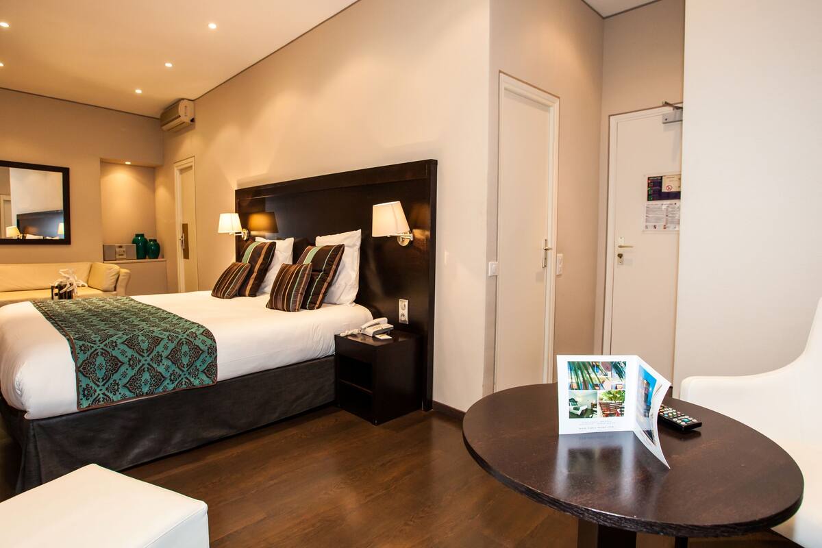 Junior Suite, 1 King Bed, Hot Tub | Premium bedding, in-room safe, soundproofing, bed sheets
