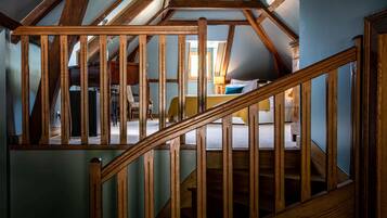 Suite | Desk, rollaway beds, free WiFi, bed sheets