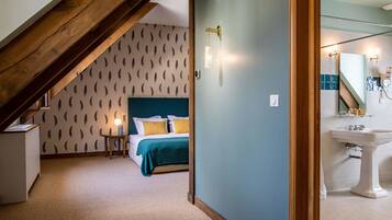 Ein Schlafzimmer mit einem Bett, einem Nachttisch und einer Wandleuchte.