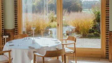 2 restaurants, breakfast served