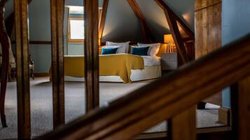 Suite | Desk, rollaway beds, free WiFi, bed sheets