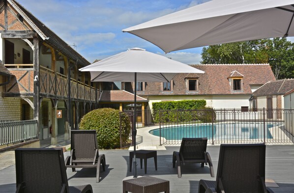 Seasonal outdoor pool, pool umbrellas