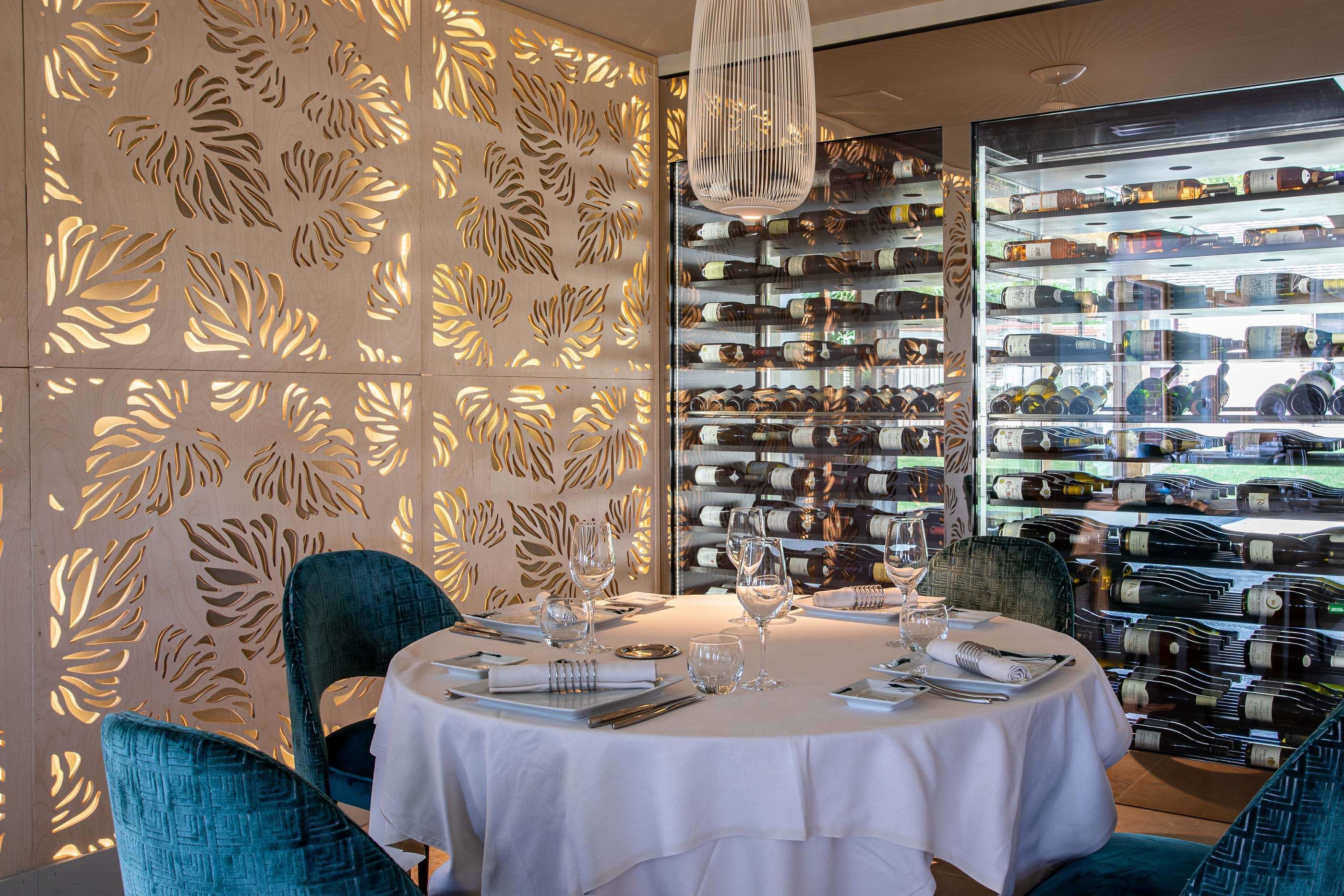 2 restaurants, serveren ontbijt